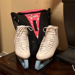 Girls ice skating shoes, gentle used